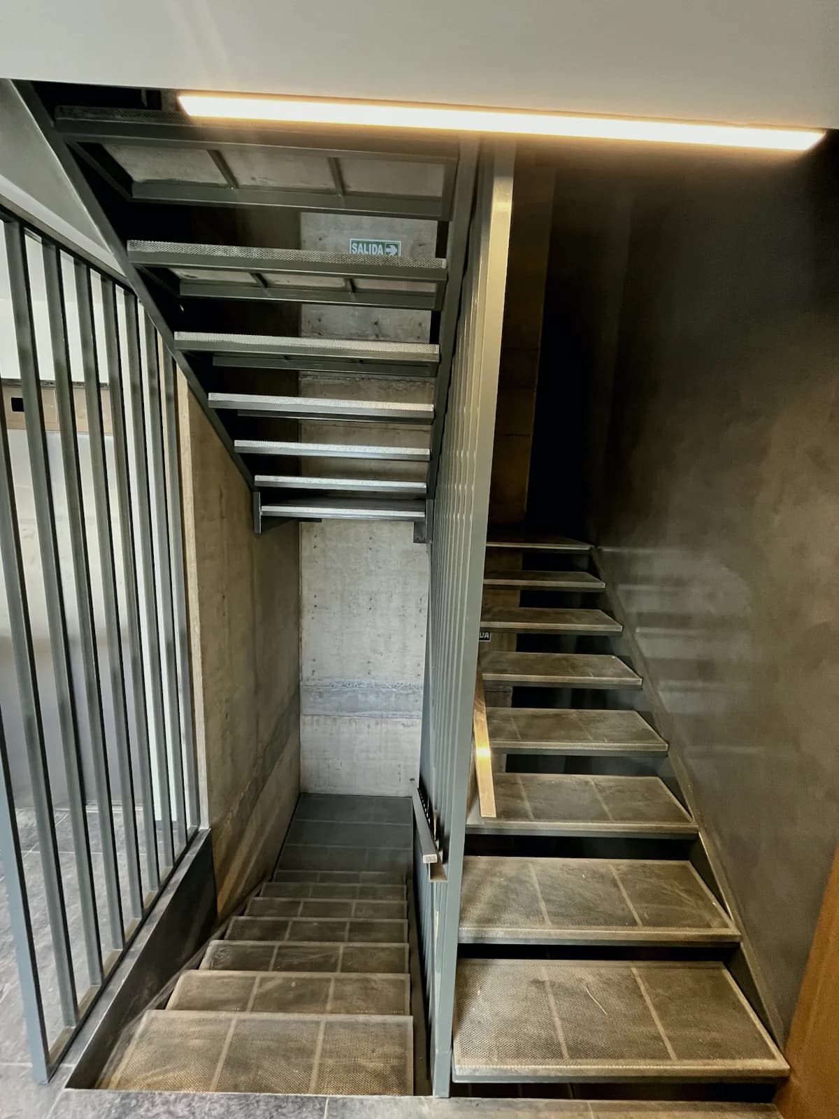 Detalle de escalera y baranda metálica de Aluminica